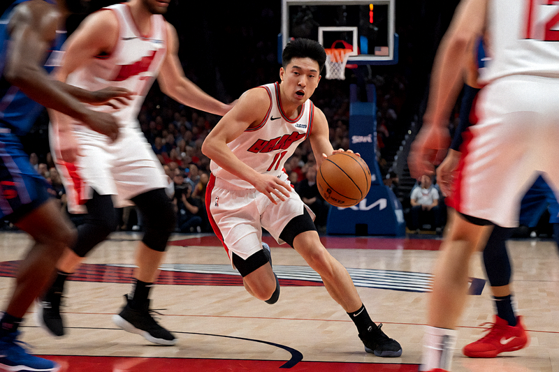 NBA常规赛中球员突破防守完成单手扣篮的瞬间