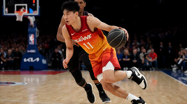 NBA篮球比赛现场球员持球突破防守的瞬间