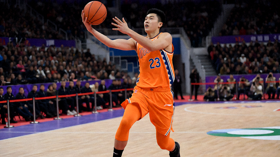 NBA篮球比赛现场球员在篮下完成上篮的瞬间